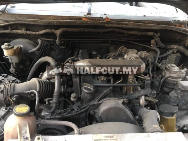 TOYOTA HILUX KUN25 2.5CC AUTO 4WD 2KD FRONT AND REAR HALFCUT HALF CUT ...