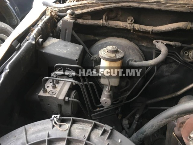 TOYOTA HILUX KUN25 2.5CC AUTO 4WD 2KD FRONT AND REAR HALFCUT HALF CUT