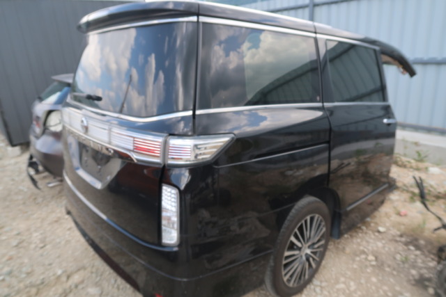 NISSAN ELGRAND REAR CUT