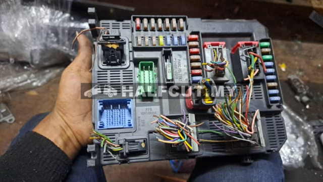 PEUGEOT 208 FUSE BOX (9678355980) N03