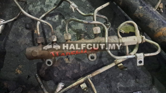 MITSUBISHI TRITON 4D56U FUEL INJECTOR. RAIL