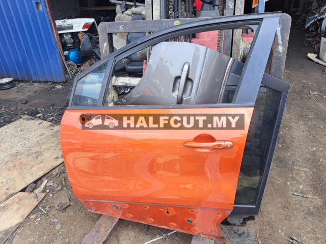 RENAULT CAPTUR FRONT DOOR F /L