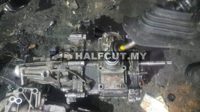 MITSUBISHI TRITON 4D56U MANUA  TRANSFER CASE