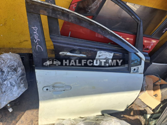 TOYOTA PRIUS C FRONT DOOR F/R