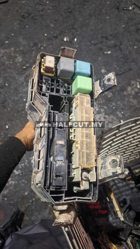 TOYOTA HIACE KDH200 FUSE BOX