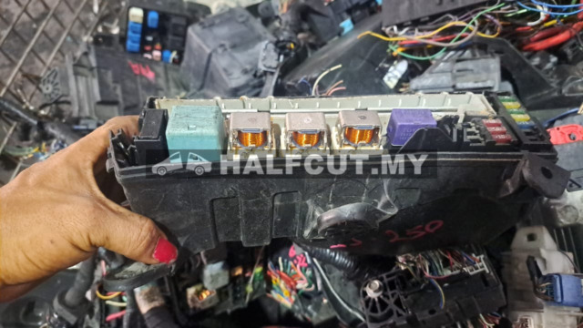 TOYOTA LEXUS IS250 FUSE BOX WAYA