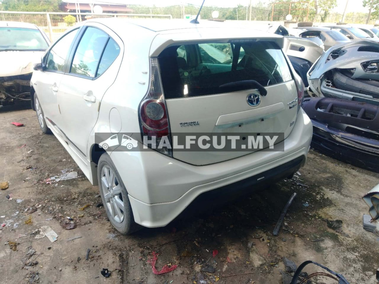 TOYOTA PRIUS C  HALF CUT